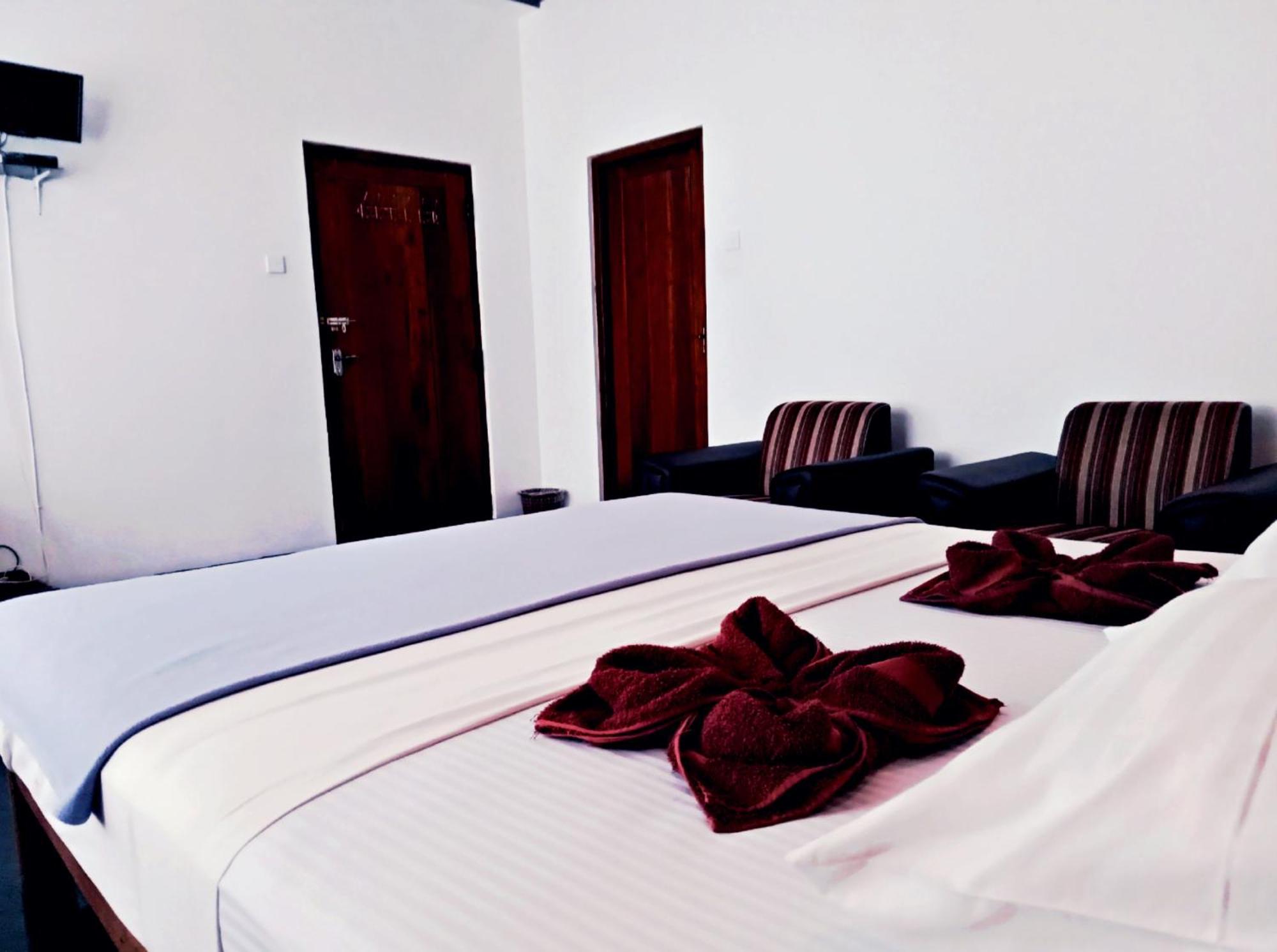 Monarch Ella Hotel Buitenkant foto